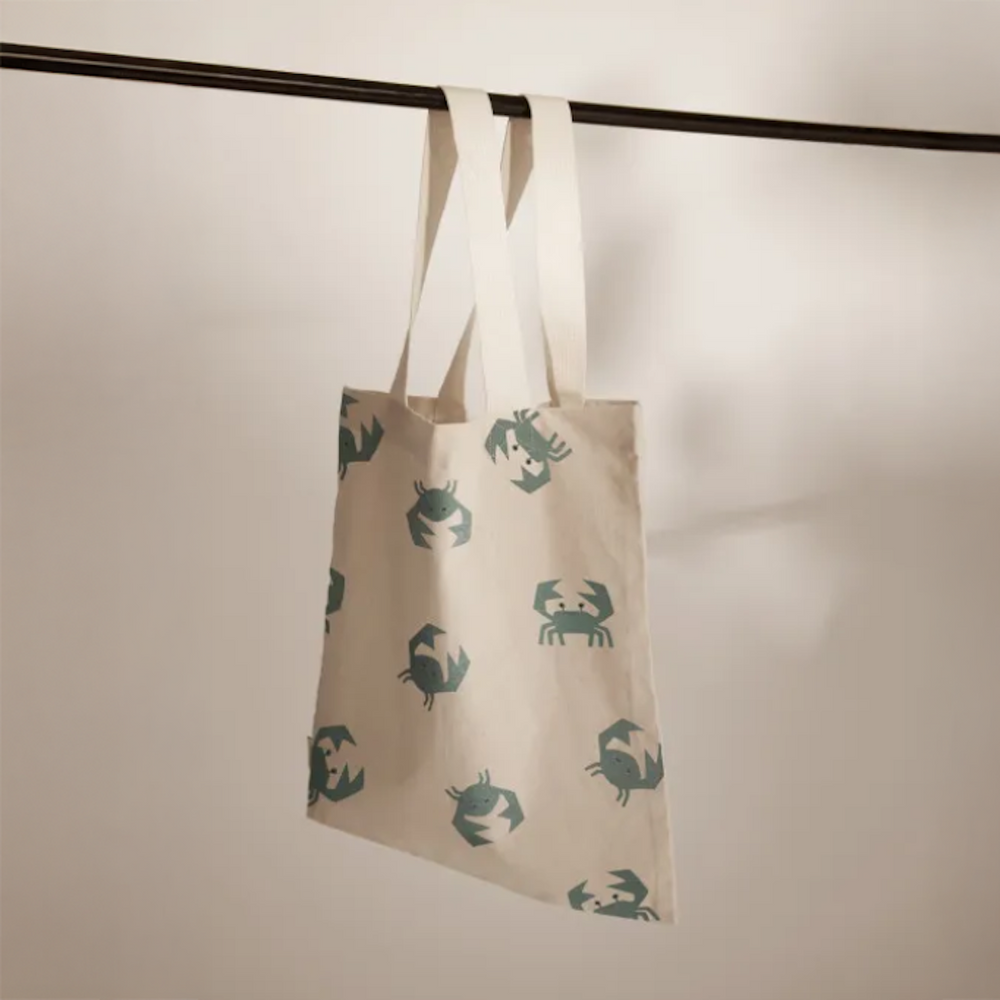 Met de Liewood totebag small in de print crab/sandy ben je altijd goed voorbereid. Of je nu onderweg bent, een ontspannend weekendje weg, of gewoon een stukje wandelt, deze tas biedt de perfecte oplossing om al je essentials bij de hand te hebben. VanZus