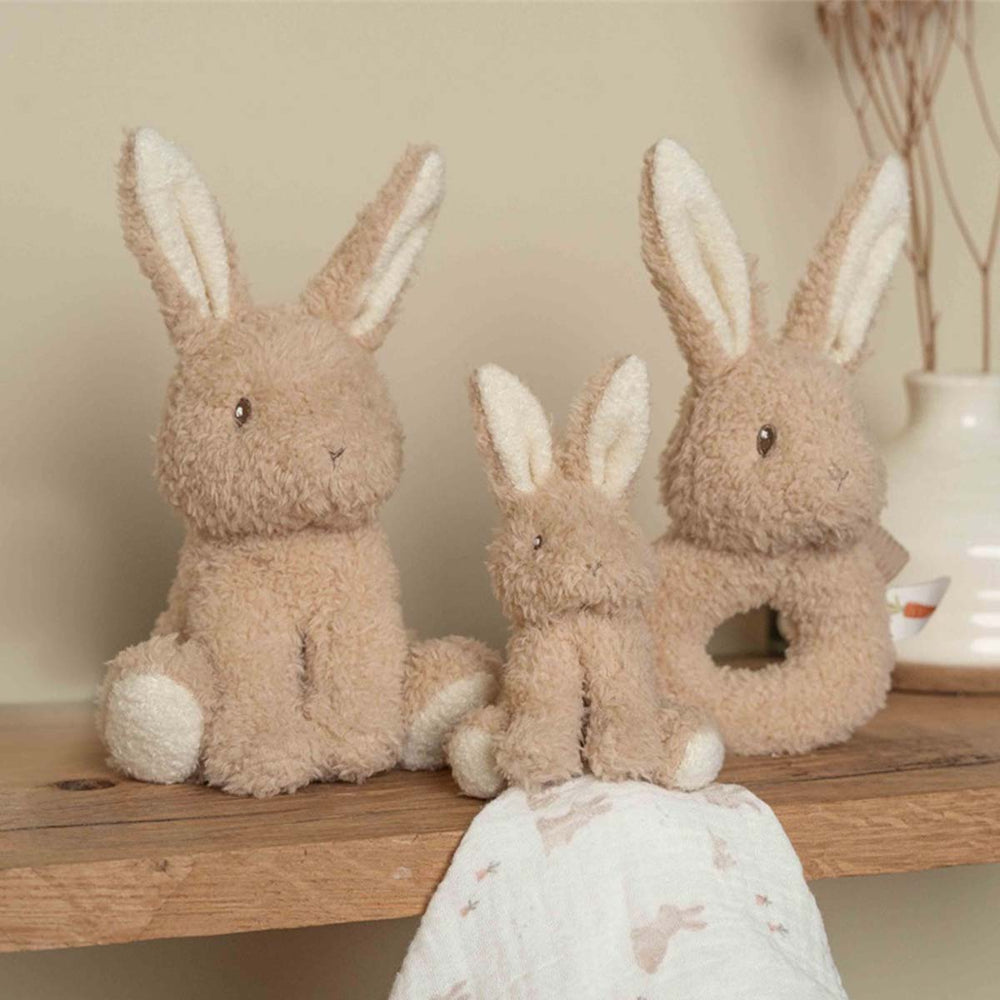 De Little Dutch cadeauset baby bunny is het perfecte kraamcadeautje. In deze set zitten drie super schattige konijnen speeltjes. De speeltjes worden geleverd in een mooie geschenkdoos. VanZus.