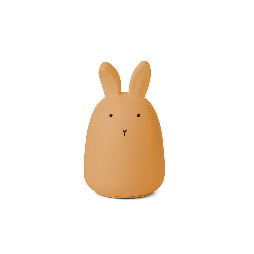 Slapen doe je met Liewood winston nachtlampje rabbit yellow mellow! Dit lieve nachtlampje in de vorm van een konijntje geeft een zacht lichtje dat ervoor zorgt dat je je 's nachts veilig voelt. VanZus.