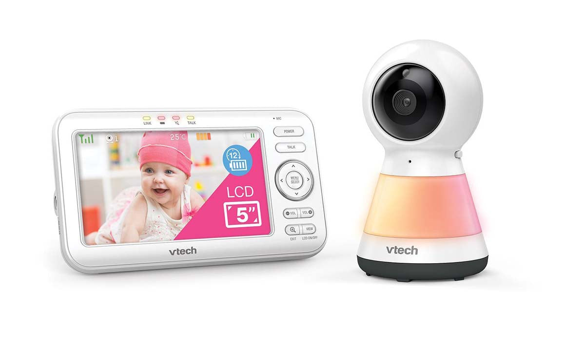 De Vtech babyfoon video VM 5255 is een handige video babyfoon met veel functies en eenvoudige bediening. De babyfoon heeft o.a. een kleurenscherm (5-inch) en een nachtlampje met kleuren en melodietjes met timer. VanZus.