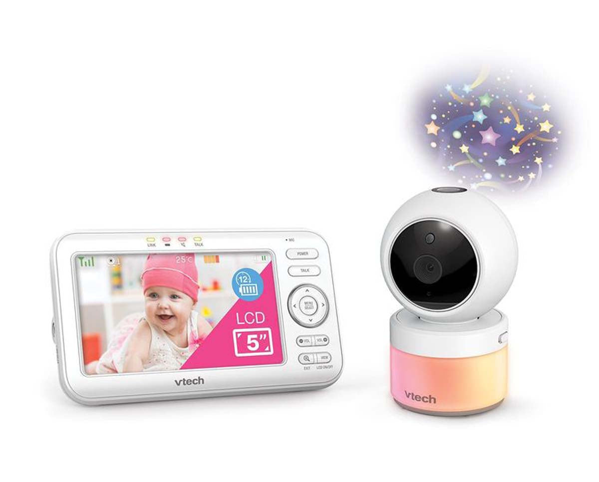 De Vtech babyfoon video VM 5463 is een handige video babyfoon met veel functies en eenvoudige bediening. De babyfoon heeft o.a. een kleurenscherm (5-inch), een groot bereik, melodietjes en een sterrenhemelprojectie. VanZus.