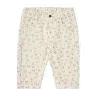 De Tocoto Vintage baby broek flowers in de kleur beige is een must-have voor elke stijlvolle baby. Gemaakt van zachte stoffen met een schattige bloemenprint. Comfortabel en hip! In de maten 68-92. VanZus