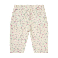 De Tocoto Vintage baby broek flowers in de kleur beige is een must-have voor elke stijlvolle baby. Gemaakt van zachte stoffen met een schattige bloemenprint. Comfortabel en hip! In de maten 68-92. VanZus