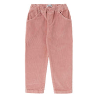 De Tocoto Vintage straight corduroy broek in de kleur rosa is een must-have voor stijlvolle kids. Stoere uitstraling met handige zakken en elastische tailleband. Comfortabel en hip! In de maten 98-140. VanZus