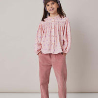 De Tocoto Vintage straight corduroy broek in de kleur rosa is een must-have voor stijlvolle kids. Stoere uitstraling met handige zakken en elastische tailleband. Comfortabel en hip! In de maten 98-140. VanZus