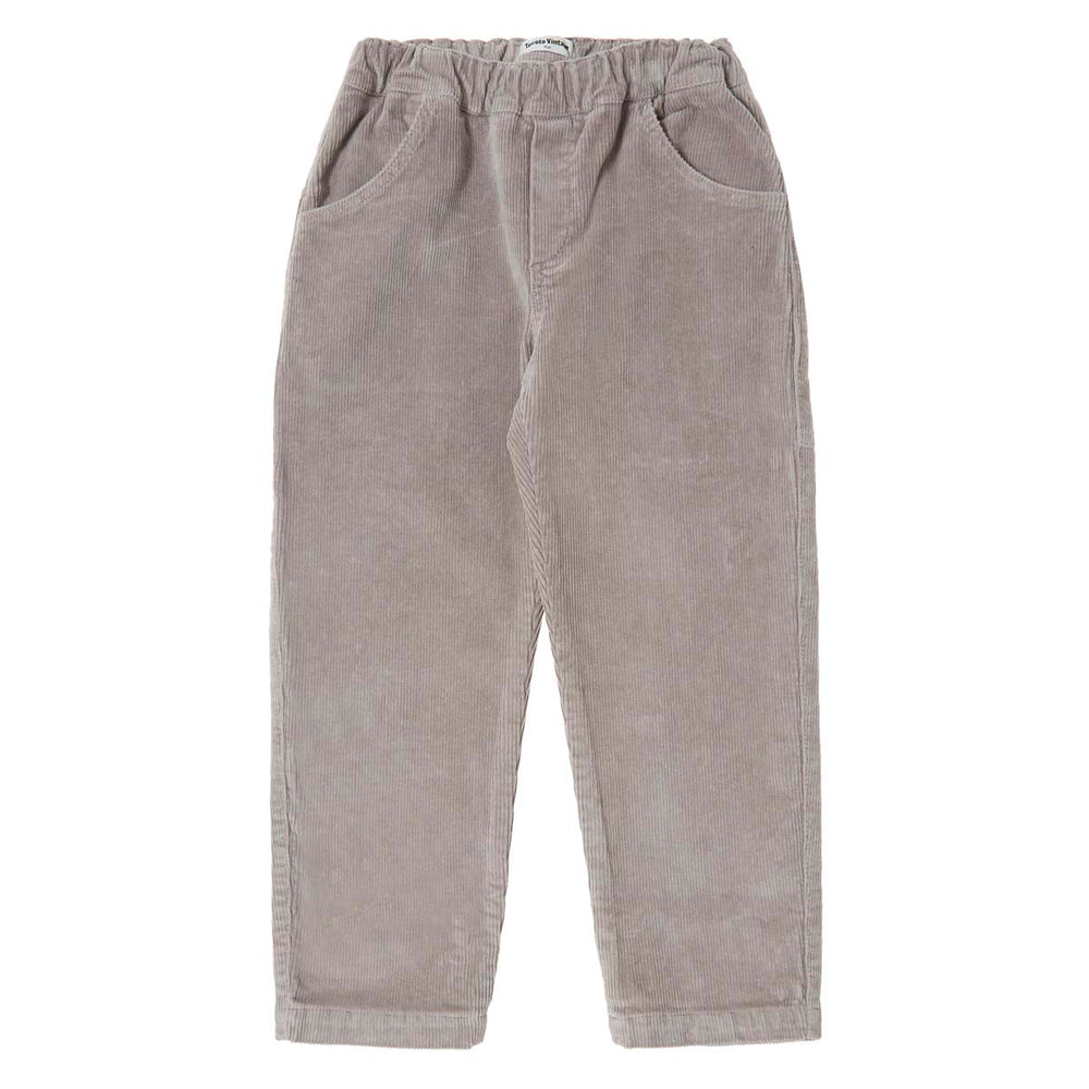 De Tocoto Vintage straight corduroy broek in de kleur marron is een must-have voor stijlvolle kids. Stoere uitstraling met handige zakken en elastische tailleband. Comfortabel en hip! In de maten 98-140. VanZus