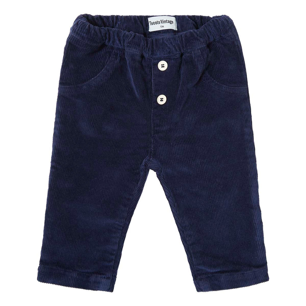 De Tocoto Vintage baby broek corduroy in de kleur azul marino is een must-have voor elke stijlvolle baby. Gemaakt van corduroy met stoere details.  Comfortabel en hip! In de maten 68-92. VanZus