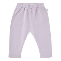 De plush baby broek in de kleur lila van het merk Tocoto Vintage is perfect voor elke dag. Comfortabel, hip en rekbaar. Met lange pijpjes. VanZus