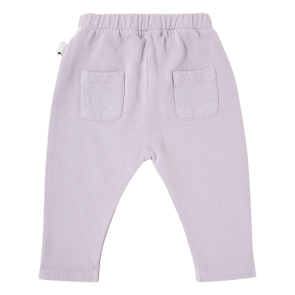 De plush baby broek in de kleur lila van het merk Tocoto Vintage is perfect voor elke dag. Comfortabel, hip en rekbaar. Met lange pijpjes. VanZus