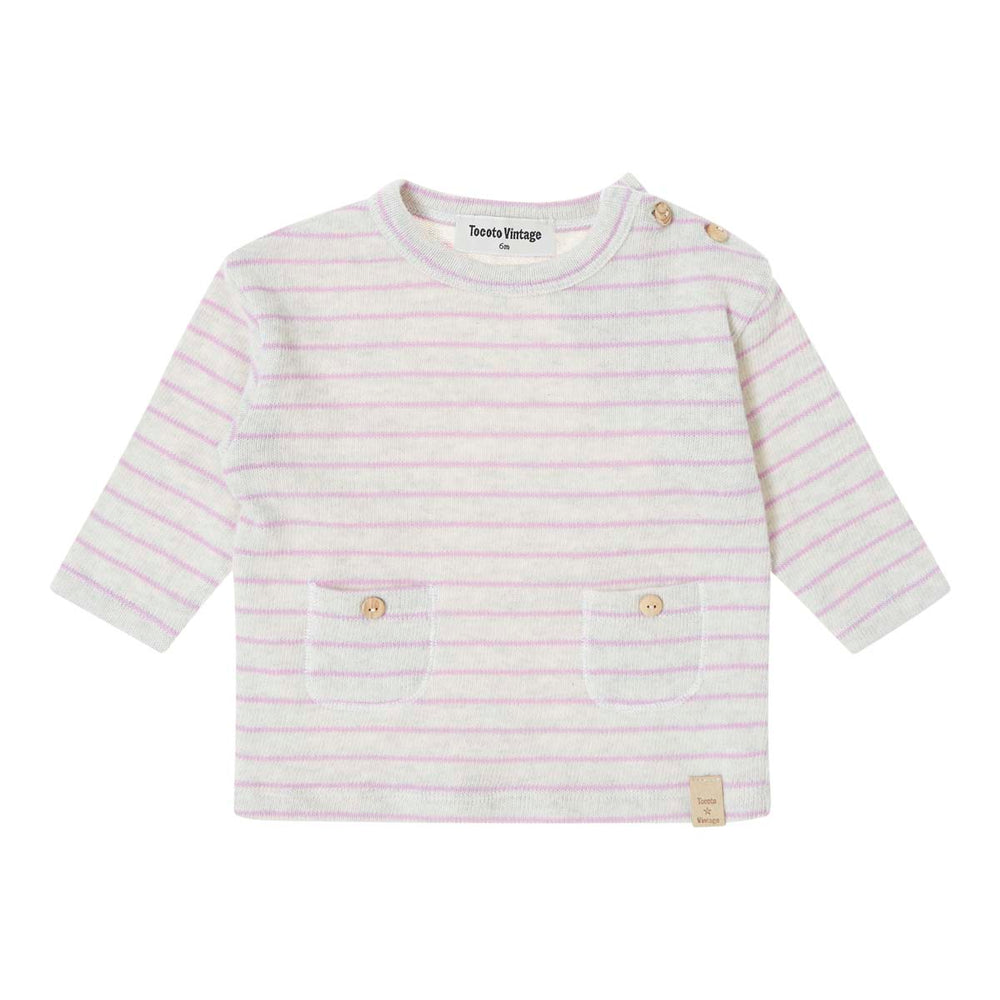 Het schattige Tocoto Vintage babyshirt heeft strepen in dark pink, zakken, houten knoopjes en ¾ mouwen. Comfortabel, zacht en perfect voor de gevoelige huid. In de maten 62-86. Voor een vintage look! VanZus