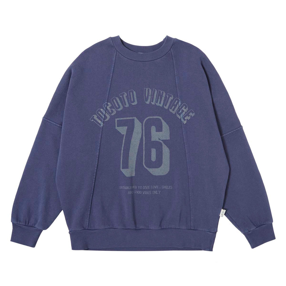 Kruip lekker weg in het sweatshirt azul marino van het Spaanse merk Tocoto Vintage.  Blauwe kleur sweater met teksten en cijfers. Met mooie details voor luxe uitstraling. Oversized look. VanZus