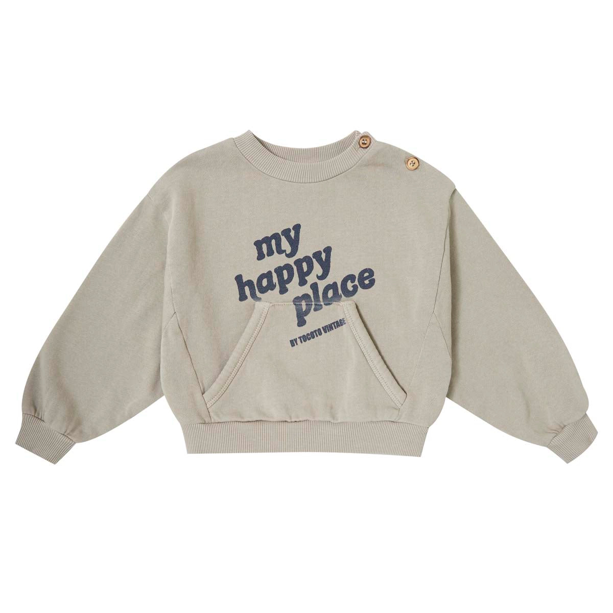 Kruip lekker weg in het pockets sweatshirt marron van het Spaanse merk Tocoto Vintage.  Zand kleurige sweater met met blauwe tekst ‘My happy place’ met handige buidel. VanZus