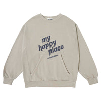 Kruip lekker weg in het pockets sweatshirt marron van het Spaanse merk Tocoto Vintage.  Zand kleurige sweater met met blauwe tekst ‘My happy place’ met handige buidel. VanZus