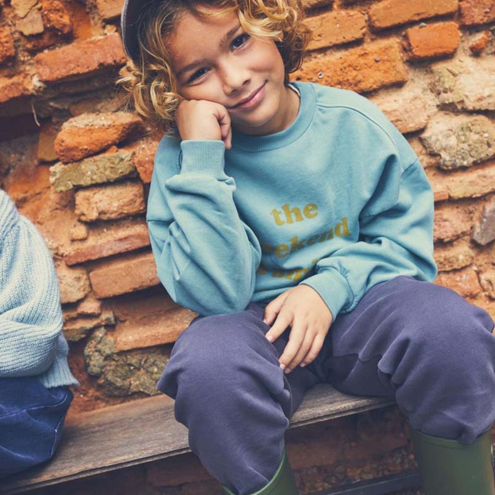 Van klein tot groot: de baby kid sweatshirt in verde oscuro van Tocoto Vintage. Een sweater met leuke tekst, gemaakt van een zachte stof, lange mouwen en vrolijke blauwe kleur. Leuk voor twinning. VanZus