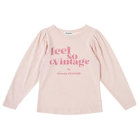 Een fijne basic: het t-shirt lange mouw in de kleur rosa van het Spaanse merk Tocoto Vintage. Vrolijk de garderobe op met de longsleeve met subtiele pofmouwen. In de maten 98-140. VanZus