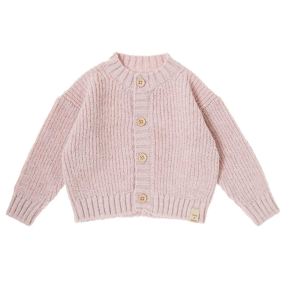 Het gebreide babyvest rosa van Tocoto Vintage is een must-have! Zachte stof, houten knoopjes en opstaande kraag voor extra warmte en comfort. In de maten 62-92. Ook in kleur blauw. VanZus