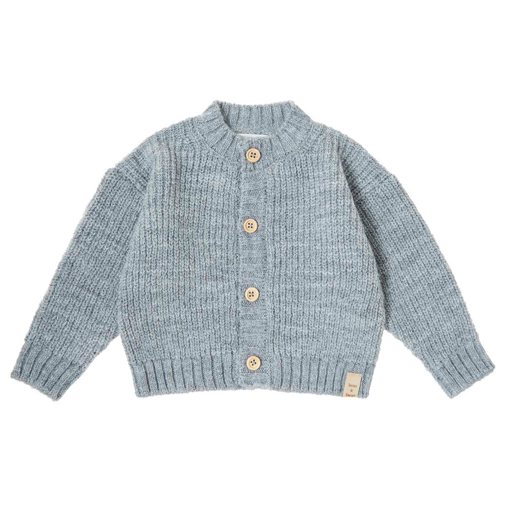 Het gebreide babyvest gris van Tocoto Vintage is een must-have! Zachte stof, houten knoopjes en opstaande kraag voor extra warmte en comfort. In de maten 62-92. Ook in kleur roze. VanZus