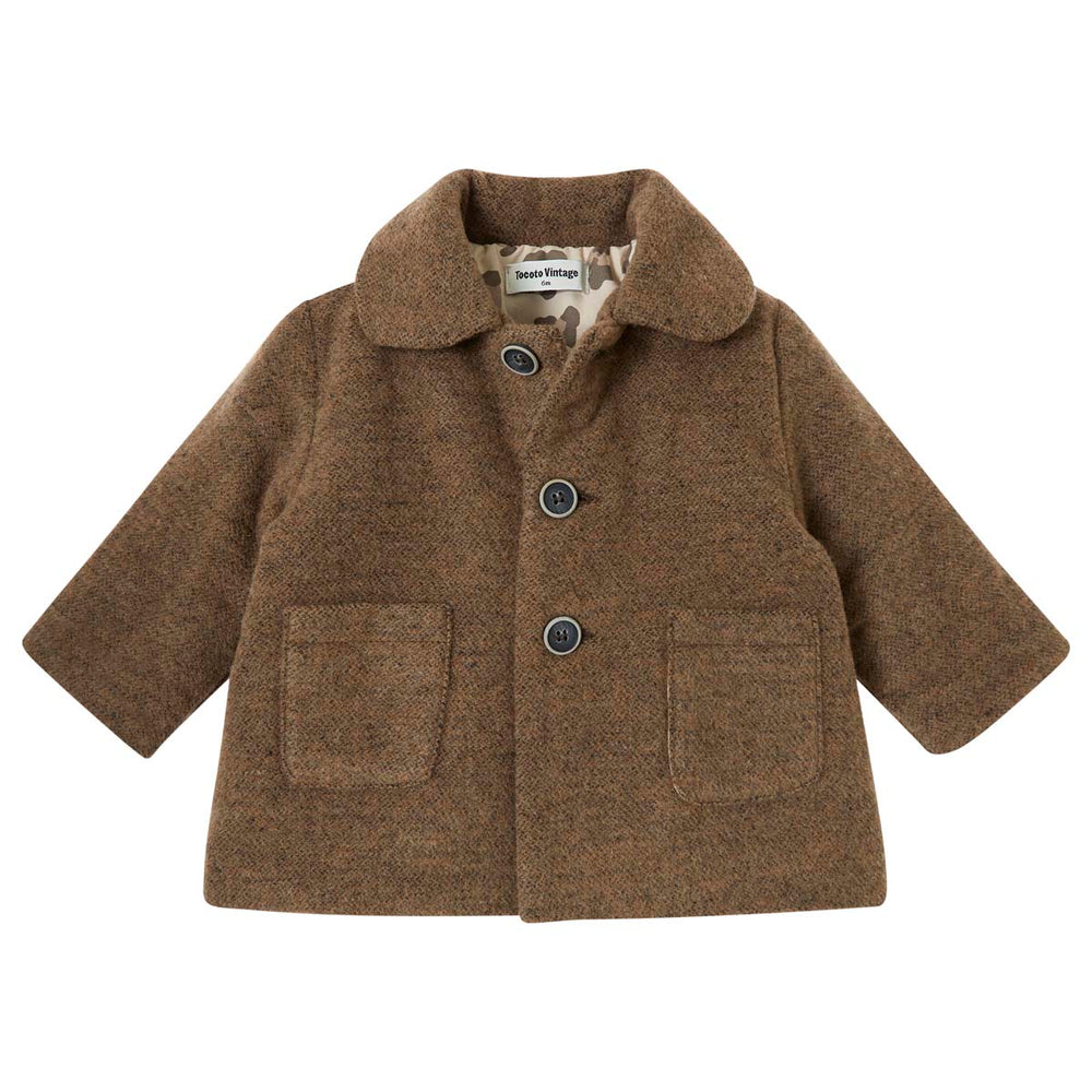 Het corduroy jasje marron van Tocoto Vintage is stoer en veelzijdig. Geschikt voor kinderen in maat 68-140, ideaal om te twinnen! Met mooie knoopjes en zakken. Ook beschikbaar in marron. VanZus