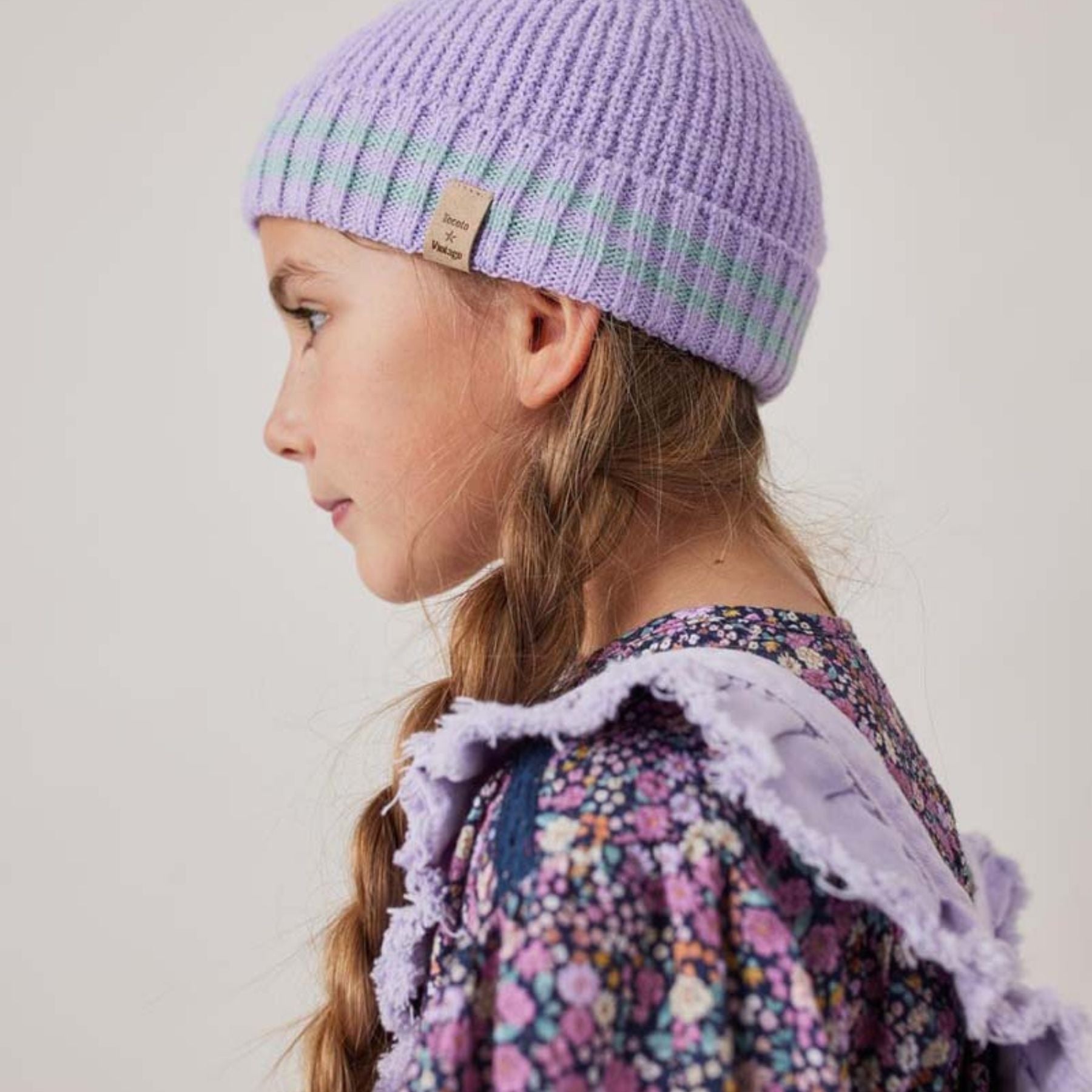 Houd je kindje warm én stijlvol met de gebreide beanie muts stripes lila van Tocoto Vintage. Zachte stof, vrolijke strepen, verkrijgbaar in maten S en M. Perfect voor winterse avonturen! VanZus