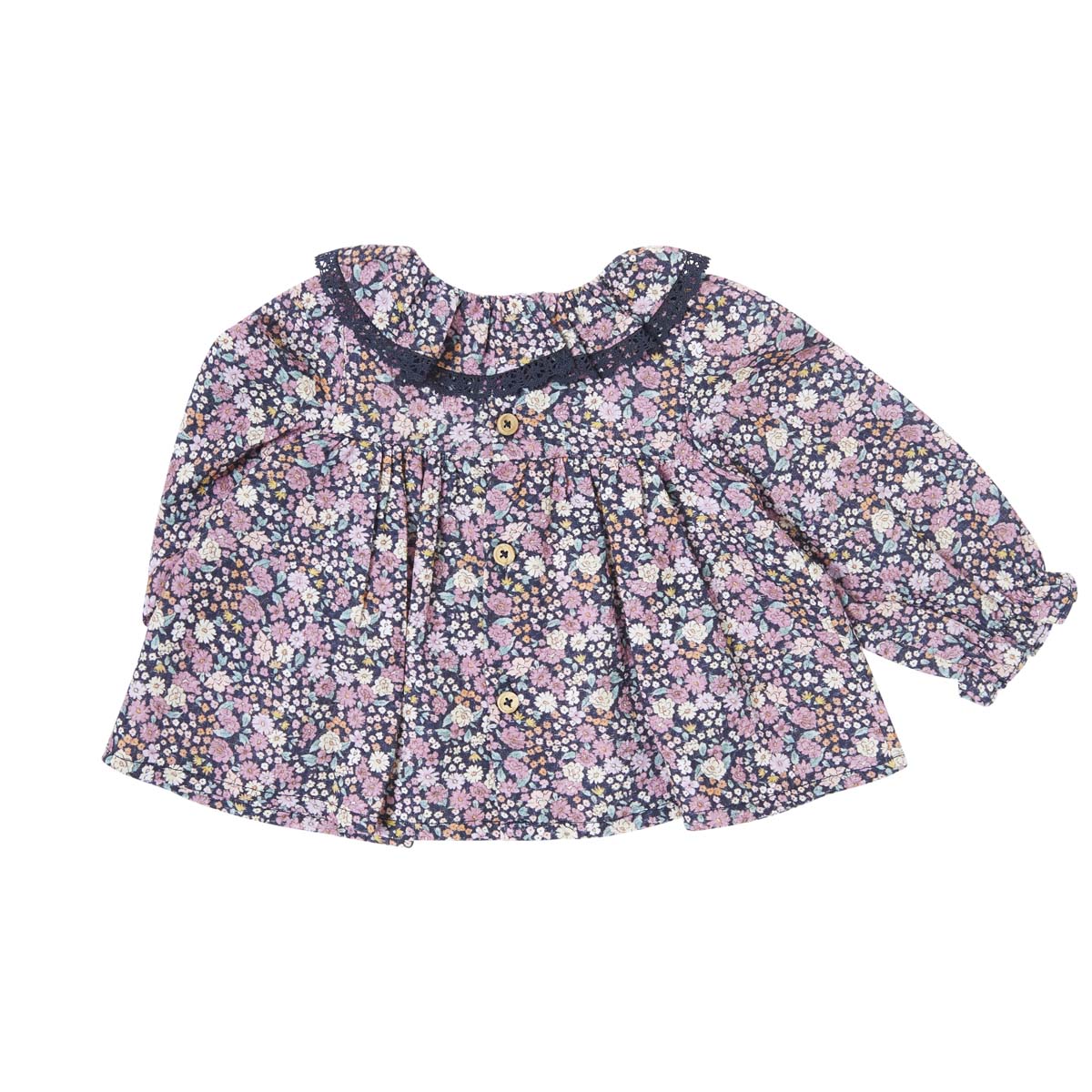 De baby blouse flowers navy van het merk Tocoto Vintage is zacht, comfortabel en heeft een klassieke uitstraling. Met knoopjes aan de achterkant, bloemenprint en ruches. In maten 68 t/m 92. VanZus