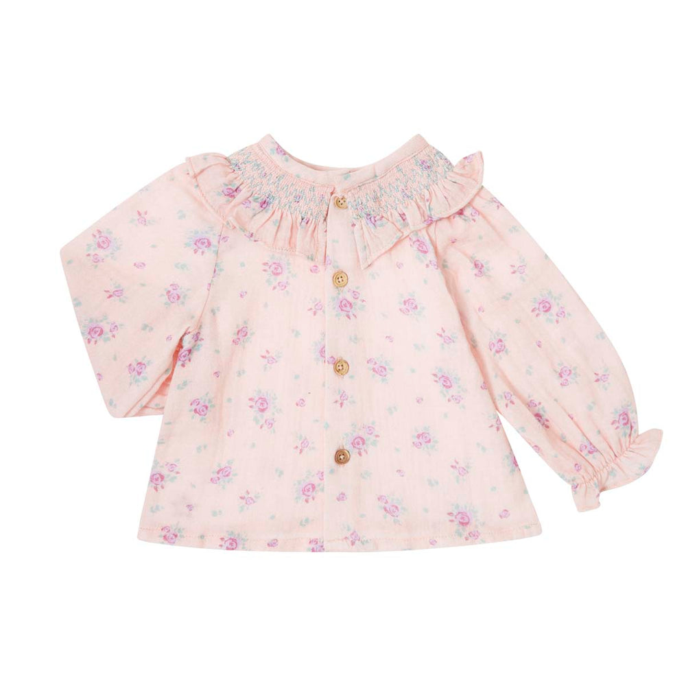 De baby blouse flowers pink van het merk Tocoto Vintage is zacht, comfortabel en heeft een klassieke uitstraling. Met knoopjes aan de achterkant, bloemenprint en ruches. In maten 68 t/m 92. VanZus