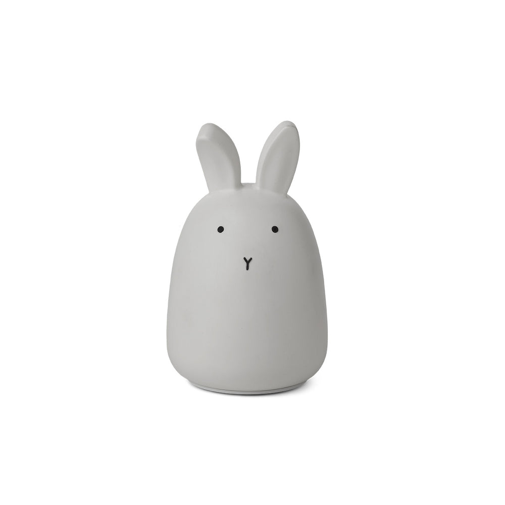 Slapen doe je met Liewood winston nachtlampje rabbit dumbo grey! Dit lieve nachtlampje in de vorm van een konijntje geeft een zacht lichtje dat ervoor zorgt dat je je 's nachts veilig voelt. VanZus.