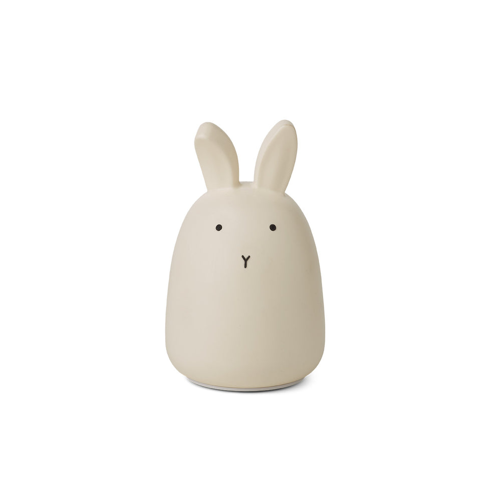 Slapen doe je met Liewood winston nachtlampje rabbit creme de la creme! Dit nachtlampje in de vorm van een konijntje geeft een zacht lichtje dat ervoor zorgt dat je je 's nachts veilig voelt. VanZus.
