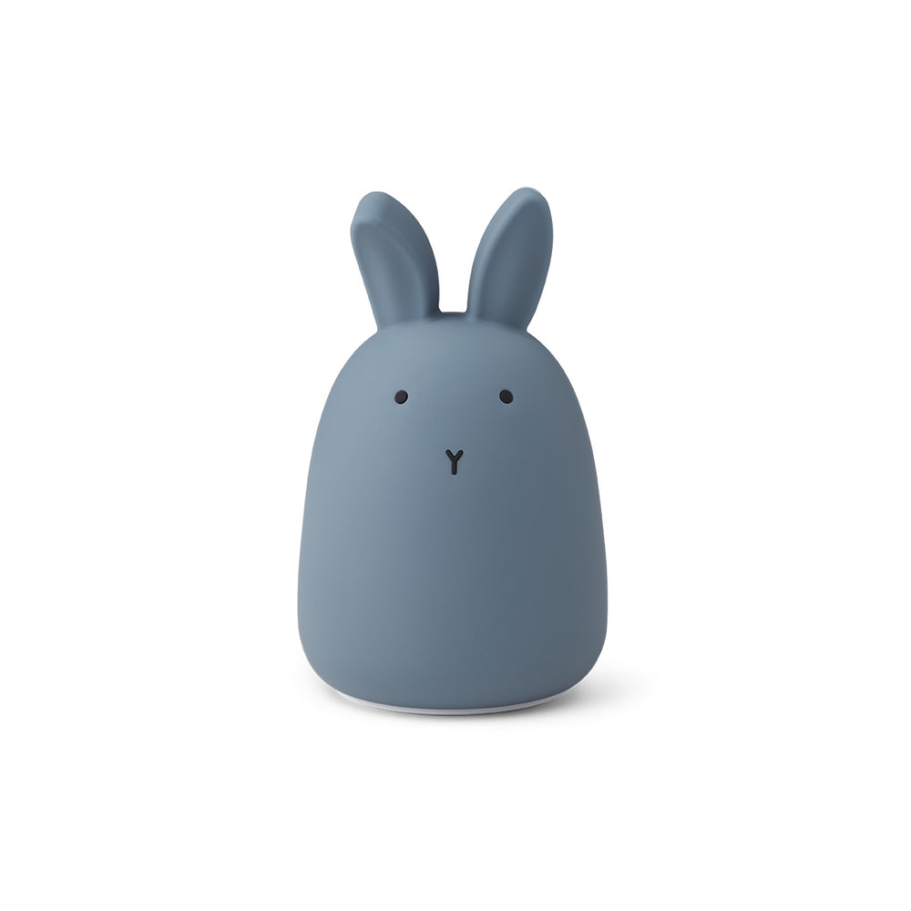 Slapen doe je met Liewood winston nachtlampje rabbit stormy blue! Dit lieve nachtlampje in de vorm van een konijntje geeft een zacht lichtje dat ervoor zorgt dat je je 's nachts veilig voelt. VanZus.