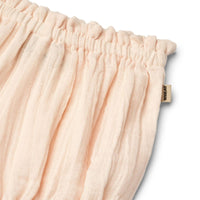 De Wheat angie bloomer shorts in de kleur rose water zijn een leuke aanvulling aan de lente/zomer garderobe van je dochtertje. Het shortje heeft een mooie zacht roze kleur, dit geeft hem een lieve uitstraling. VanZus.