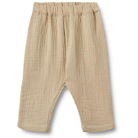 De Wheat ashley broek in de kleur soft sand is een heerlijke zachte broek voor je kleintje. Hij is gemaakt van biologisch katoen en lekker luchtig, perfect voor een lente- of zomerdag. VanZus.