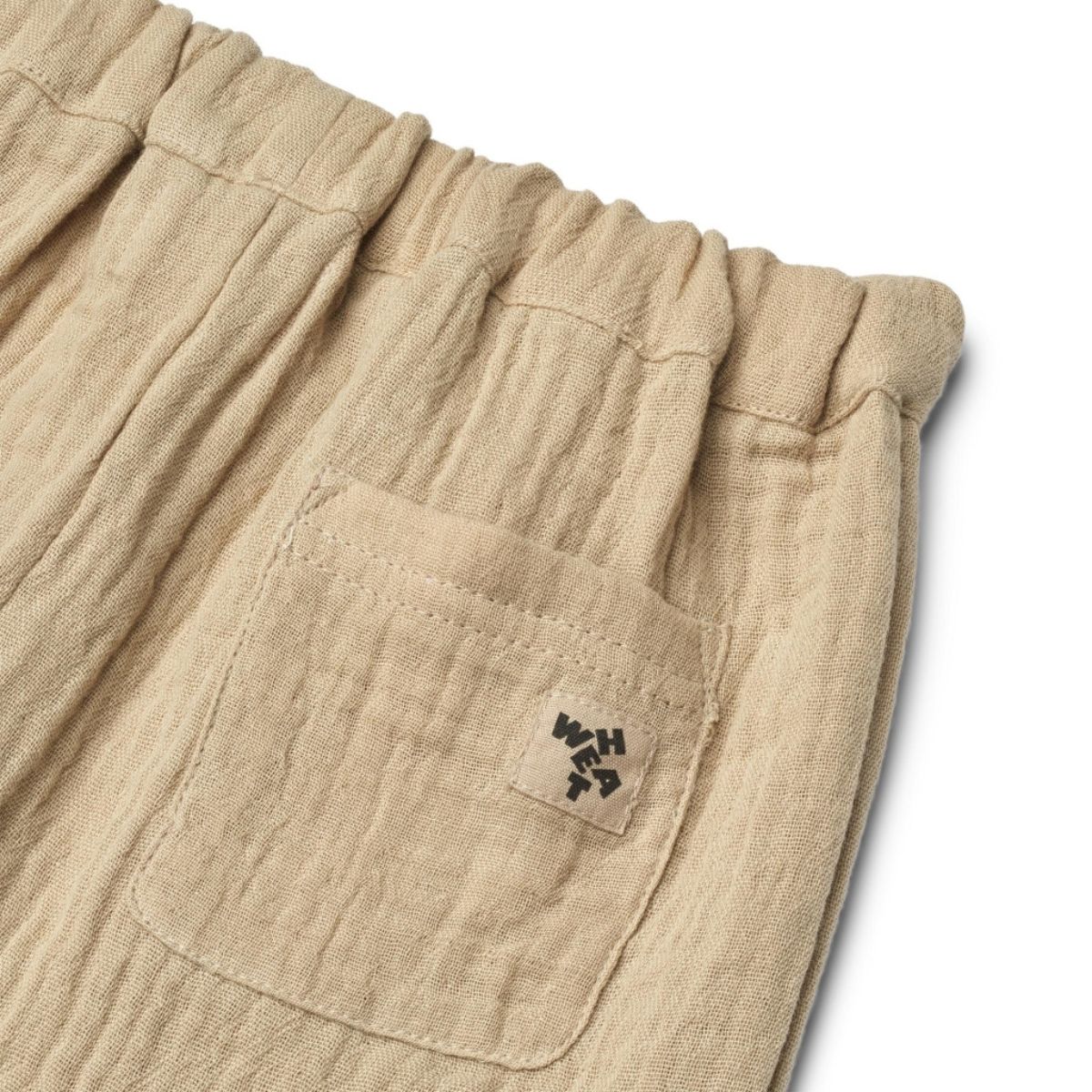 De Wheat ashley broek in de kleur soft sand is een heerlijke zachte broek voor je kleintje. Hij is gemaakt van biologisch katoen en lekker luchtig, perfect voor een lente- of zomerdag. VanZus.