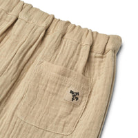 De Wheat ashley broek in de kleur soft sand is een heerlijke zachte broek voor je kleintje. Hij is gemaakt van biologisch katoen en lekker luchtig, perfect voor een lente- of zomerdag. VanZus.