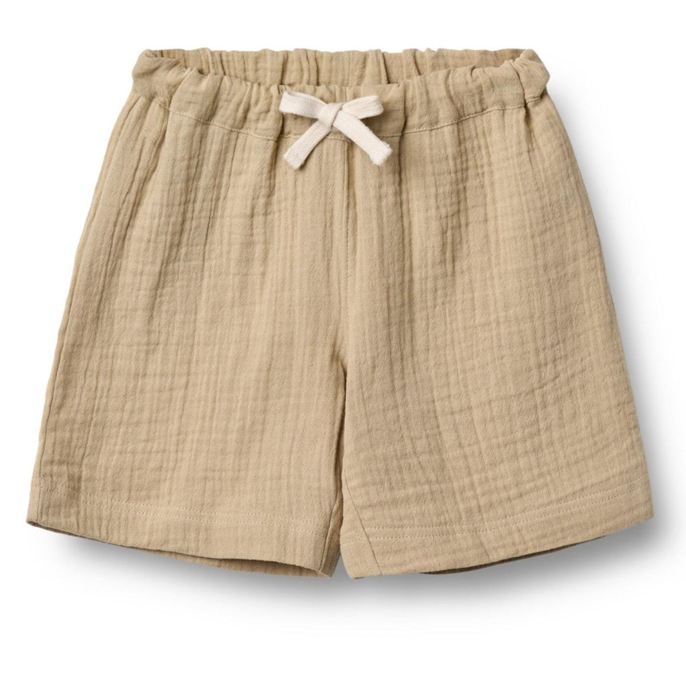 De Wheat atlasz shorts in de kleur soft sand zijn de perfecte toevoeging aan de lente/zomer garderobe van je zoon of dochter. De short heeft een wijde pasvorm en is daardoor heerlijk luchtig voor een zonnige dag. VanZus.