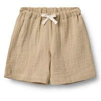 De Wheat atlasz shorts in de kleur soft sand zijn de perfecte toevoeging aan de lente/zomer garderobe van je zoon of dochter. De short heeft een wijde pasvorm en is daardoor heerlijk luchtig voor een zonnige dag. VanZus.
