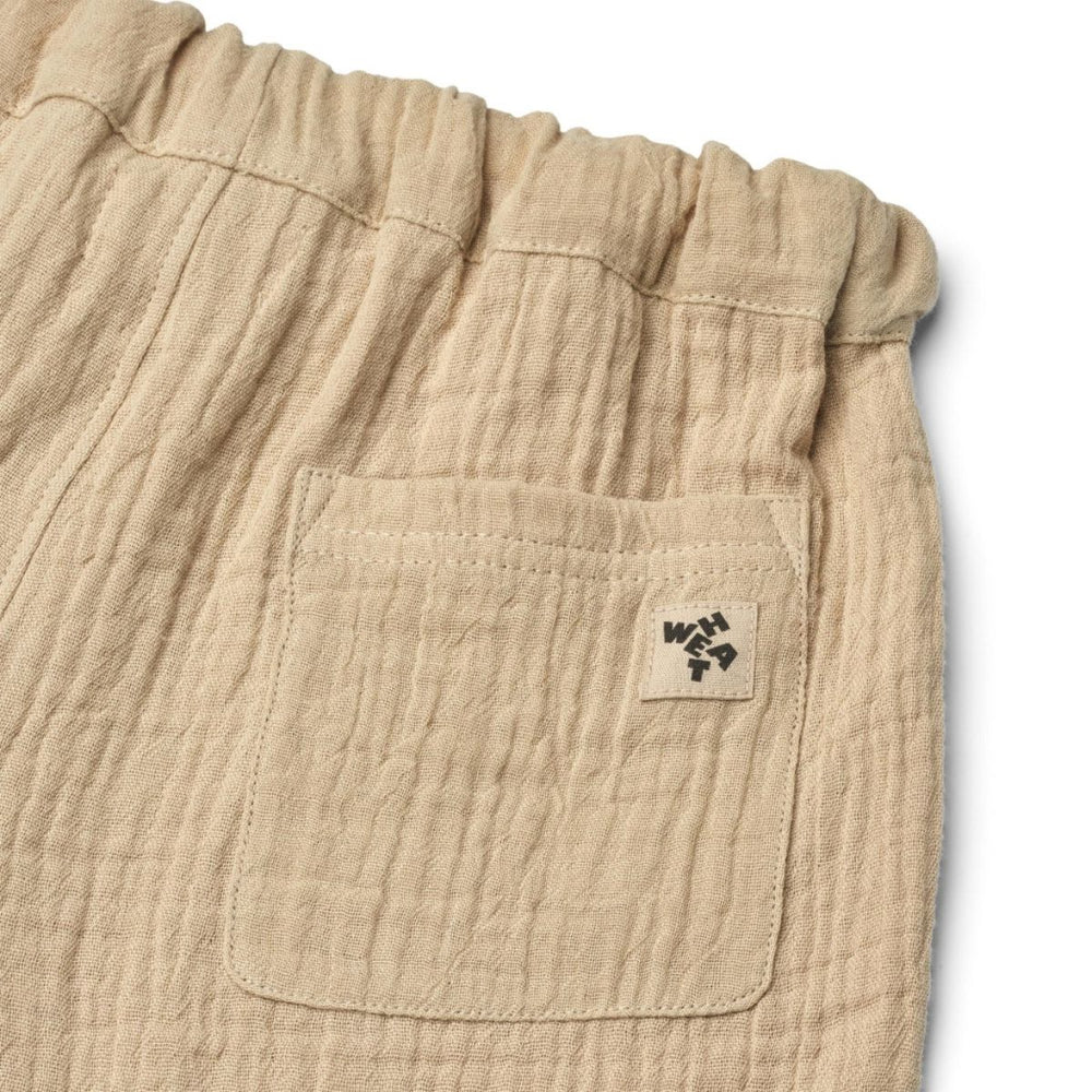 De Wheat atlasz shorts in de kleur soft sand zijn de perfecte toevoeging aan de lente/zomer garderobe van je zoon of dochter. De short heeft een wijde pasvorm en is daardoor heerlijk luchtig voor een zonnige dag. VanZus.