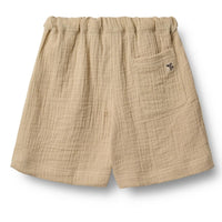 De Wheat atlasz shorts in de kleur soft sand zijn de perfecte toevoeging aan de lente/zomer garderobe van je zoon of dochter. De short heeft een wijde pasvorm en is daardoor heerlijk luchtig voor een zonnige dag. VanZus.