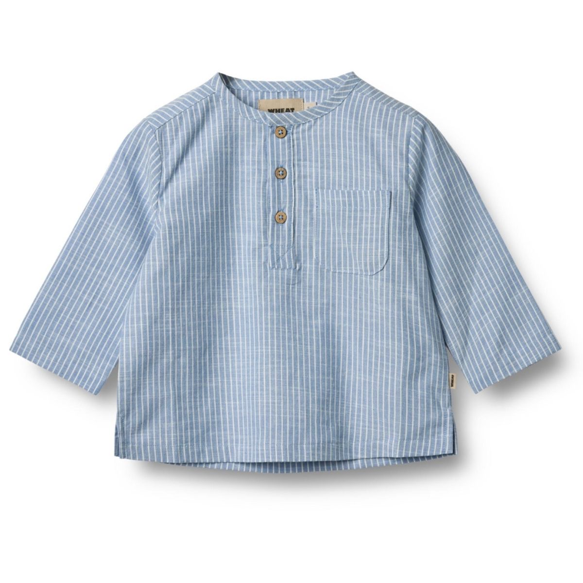 Het Wheat bjørk shirt in de kleur blue stripe is een super leuke blouse voor jouw baby. De blouse heeft een mooie blauwe kleur met witte streepjes, een ronde hals en een leuk zakje op de borst. VanZus.
