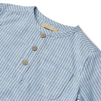 Het Wheat bjørk shirt in de kleur blue stripe is een super leuke blouse voor jouw baby. De blouse heeft een mooie blauwe kleur met witte streepjes, een ronde hals en een leuk zakje op de borst. VanZus.