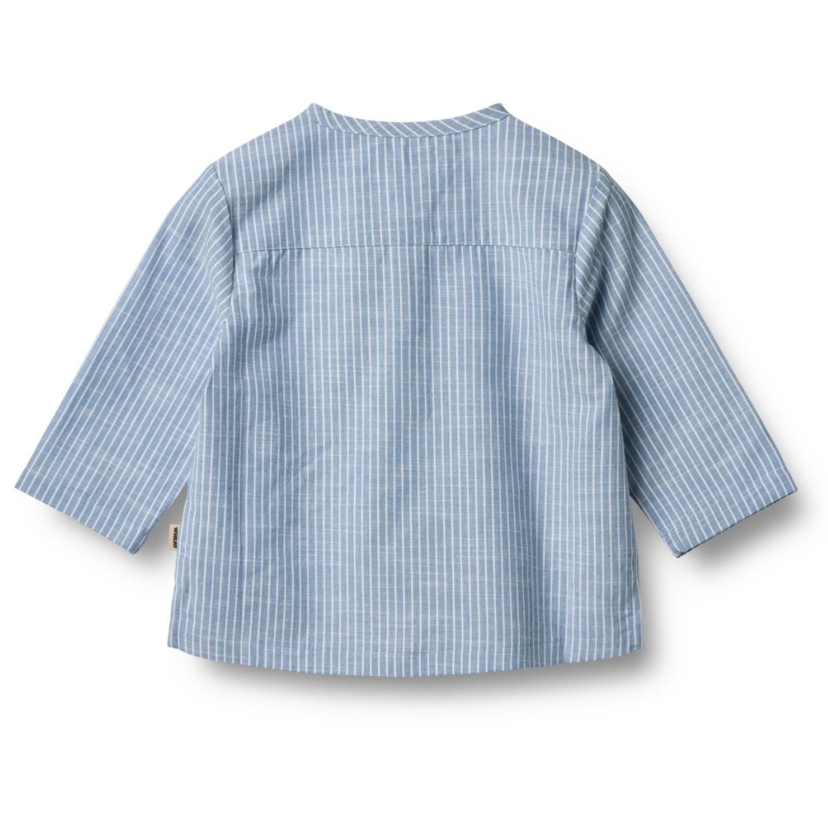 Het Wheat bjørk shirt in de kleur blue stripe is een super leuke blouse voor jouw baby. De blouse heeft een mooie blauwe kleur met witte streepjes, een ronde hals en een leuk zakje op de borst. VanZus.