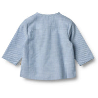 Het Wheat bjørk shirt in de kleur blue stripe is een super leuke blouse voor jouw baby. De blouse heeft een mooie blauwe kleur met witte streepjes, een ronde hals en een leuk zakje op de borst. VanZus.