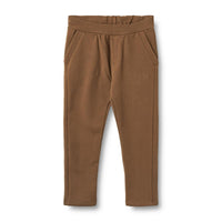 Deze comfy frank sweatpants van Wheat in de kleur coffee bean is perfect voor zowel relaxen als dagelijkse activiteiten. De joggingsbroek heeft elastiek in de taille dat je kunt verstellen en handige steekzakken aan de zijkant. VanZus