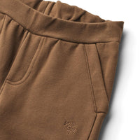 Deze comfy frank sweatpants van Wheat in de kleur coffee bean is perfect voor zowel relaxen als dagelijkse activiteiten. De joggingsbroek heeft elastiek in de taille dat je kunt verstellen en handige steekzakken aan de zijkant. VanZus