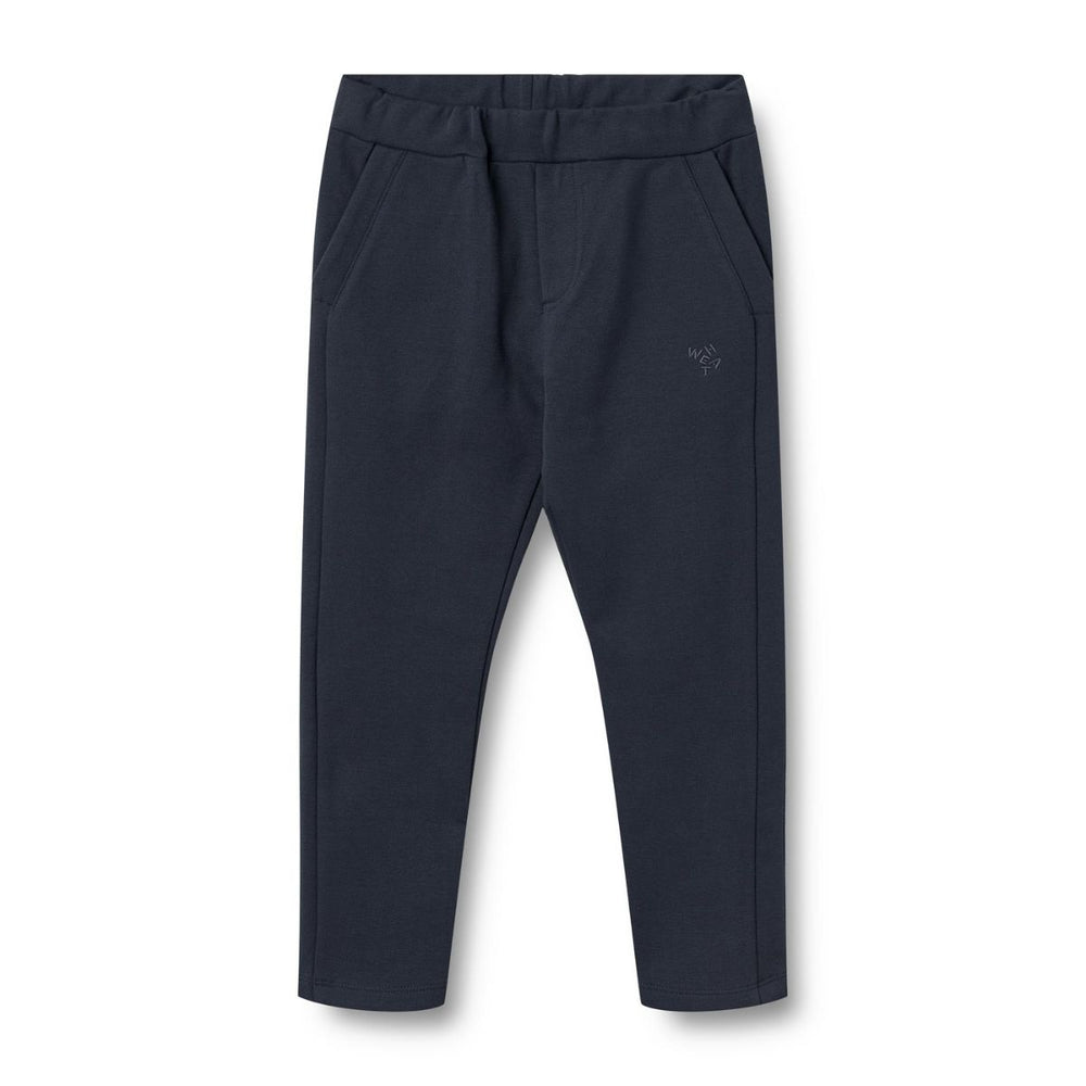 Deze comfy frank sweatpants van Wheat in de kleur navy is perfect voor zowel relaxen als dagelijkse activiteiten. De joggingsbroek heeft elastiek in de taille dat je kunt verstellen en handige steekzakken aan de zijkant. VanZus