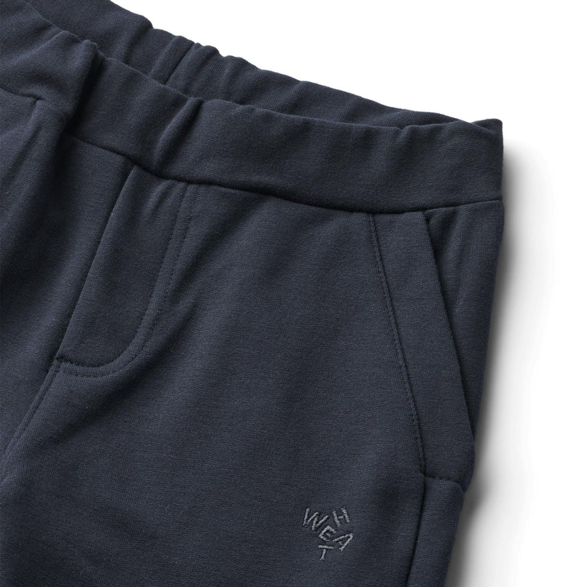 Deze comfy frank sweatpants van Wheat in de kleur navy is perfect voor zowel relaxen als dagelijkse activiteiten. De joggingsbroek heeft elastiek in de taille dat je kunt verstellen en handige steekzakken aan de zijkant. VanZus