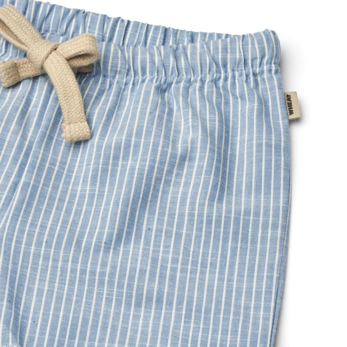 De Wheat milton shorts in de kleur blue stripe is de perfecte korte broek voor je kleine baby. Het shortje is gemaakt van heerlijk zacht geweven biologisch katoen en is daardoor erg comfortabel voor je kleintje. VanZus.
