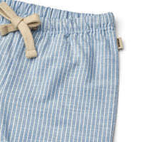 De Wheat milton shorts in de kleur blue stripe is de perfecte korte broek voor je kleine baby. Het shortje is gemaakt van heerlijk zacht geweven biologisch katoen en is daardoor erg comfortabel voor je kleintje. VanZus.