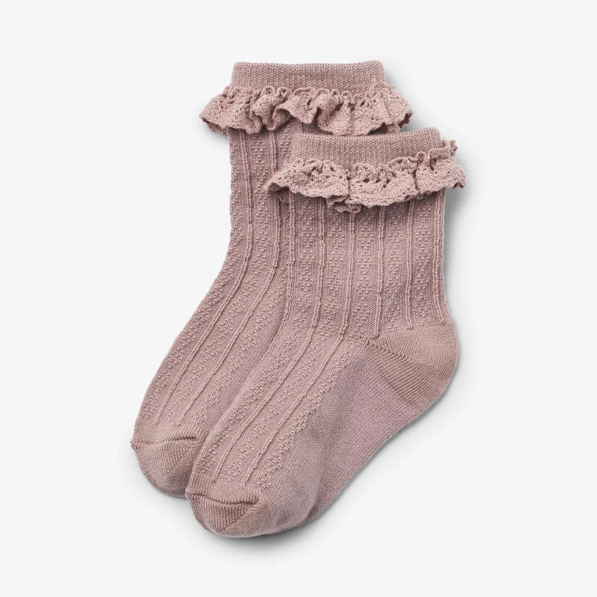 De nora lace sokken van wol in de kleur dry rose van Wheat zijn comfortabele en stijlvolle sokken die perfect passen in elke kindergarderobe. VanZus