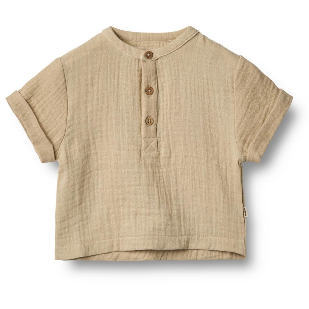 Het Wheat svend baby shirt in de kleur soft sand is een super leuk shirtje voor jouw kleintje. Het shirtje is gemaakt van heerlijk zacht biologisch katoen en draagt daardoor erg comfortabel. VanZus.