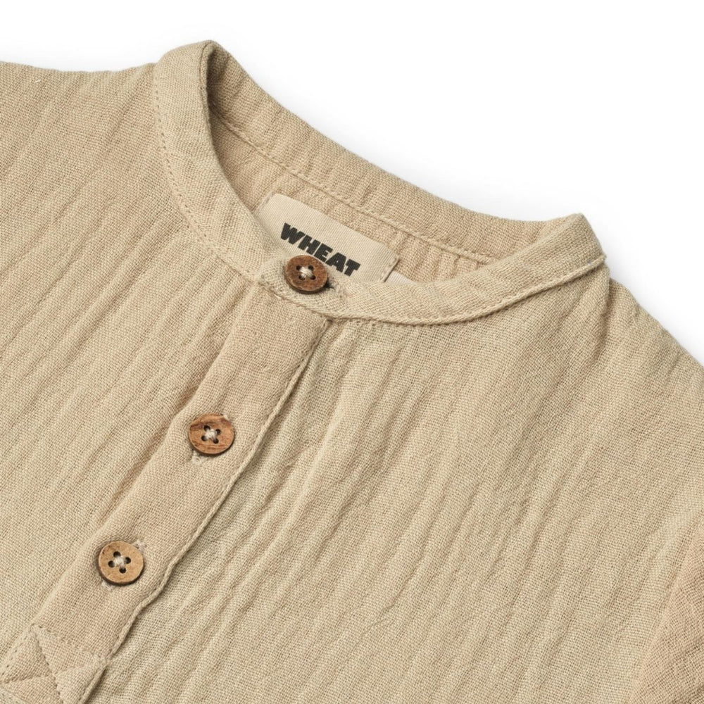 Het Wheat svend baby shirt in de kleur soft sand is een super leuk shirtje voor jouw kleintje. Het shirtje is gemaakt van heerlijk zacht biologisch katoen en draagt daardoor erg comfortabel. VanZus.