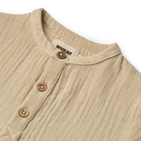 Het Wheat svend baby shirt in de kleur soft sand is een super leuk shirtje voor jouw kleintje. Het shirtje is gemaakt van heerlijk zacht biologisch katoen en draagt daardoor erg comfortabel. VanZus.